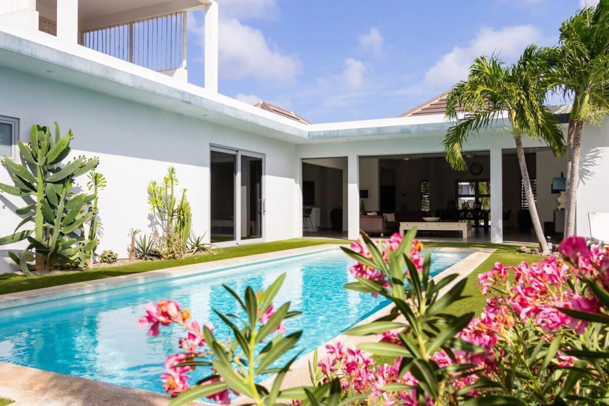 Stylish 4 Bedroom Modern Villa Design, Walking Distance From The Beach Jan Thiel Exterior foto